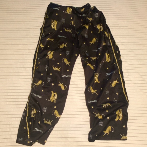 Black satiny pajamas 🐆🌴⭐️ - Picture 8 of 11